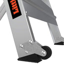 Детайл на стълба SAFETY STEP с нехлъзгащи стъпала и колела за лесно преместване.