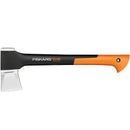Брадва за цепене на дърва Fiskars X11 с иновационен дизайн и оранжева дръжка.