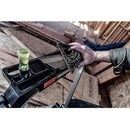 Ръка, която настройва нивела в работна среда, заобиколена от дървени материали и строителни инструменти.