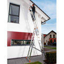 Мъж използва трираменна алуминиева стълба KRAUSE Tribilo за работа на височина около къща.