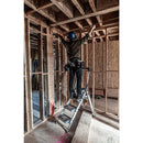 Работник на стълба в строителен обект, използващ алуминиева стълба SAFETY STEP за достъп до висока работна зона.