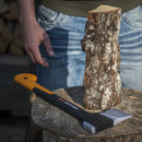 Брадва за цепене на дърва Fiskars X11 с дебел труп на дърво, подготовка за разцепване.