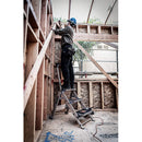 Работник на стълба SAFETY STEP МАЛКИЯ ГИГАНТ®, изработена от алуминий, в строителен обект.