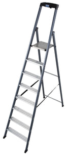 Алуминиева елоксирана стълба KRAUSE SеPRO S 7+1 с ергономична платформа и кукa за кофа, устойчива на плъзгане и лесна за почистване.