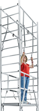 Жена монтира парапет на скеле ClimTec с оригинални немски аксесоари, 5 години гаранция.