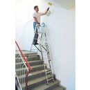 Човек боядисва стена, използвайки трисекционна алуминиева стълба Krause Corda 3x6 на стълбище.