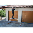 Човек работи на KRAUSE MULTIMATIC алуминиева сгъваема стълба с платформа пред гараж.