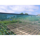 Предпазна мрежа против градушка върху оранжерия, идеална за защита на растения и култури.