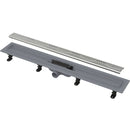 Линеен сифон от пластмаса с неръждаема решетка и вълнообразни отвори, подходящ за отводняване на душове.