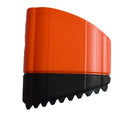 Оранжево и черно пластмасово стъргало с назъбен край за премахване на нежелани остатъци от повърхности.