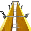 Изображение на олекотен вертикален кофраж с дистанциали за строителството на стени и колони.