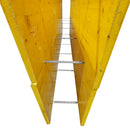 Олекотен вертикален кофраж с дистанциали, изработен от дърво и метал, готов за използване в строителството.