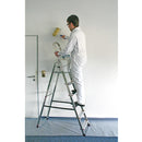 Мъж в работно облекло боядисва стена, използвайки алуминиева стълба Krause Corda 7+1.