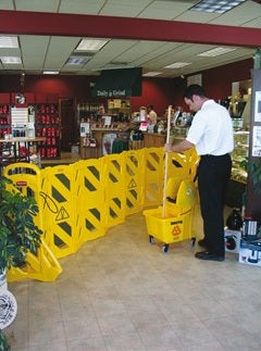 Купи Rubbermaid Подвижна бариера Baricade, до 4 метра за 1138.34 лв. само от Nika.bg
