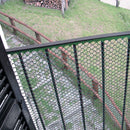 PVC мрежа Exagon, използвана за уплътняване на балкон с изглед към зелена градина.