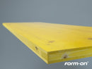 Трислойна кофражна платна Form-On с дебелина 27 мм, жълт цвят и гладка повърхност.