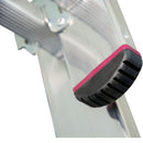 Детайл на подложката на алуминиева стълба Krause Corda 3x10, осигуряваща стабилност и безопасност при употреба.