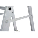 Детайл на рама на складова стълба KRAUSE STABILO с интегрирана напречна греда за стабилност.