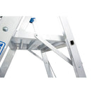 Детайл на платформа на складова стълба KRAUSE STABILO с укрепваща греда и удобен рафт.