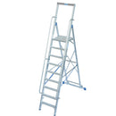 Складова стълба KRAUSE STABILO 9 с платформа и предпазни парапети за безопасно изкачване и работа.