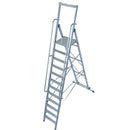 Мобилна складова стълба с платформа KRAUSE STABILO, стабилна, с безопасни парапети и колела за лесно преместване.