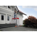 Работник на модулирано мобилно скеле KRAUSE ClimTec до 5 метра височина, удобно за работа около дома.