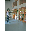 Човек използва мобилно алуминиево скеле KRAUSE в интериор, демонстрирайки лесна маневреност и компактност.