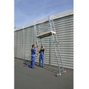 Два работници настройват алуминиево мобилно скеле KRAUSE CORDA 3 в 1 с немско качество за безопасна работа на височина.