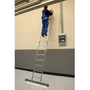 Човек стъпил на алуминиева стълба, работещ на височина, идеална за дома и градината с немско качество.