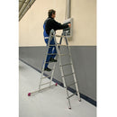 Мъж на стълба, инсталиращ електрическо табло, демонстриращ немско качество на алуминиеви стълби KRAUSE CORDA.