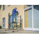 Мъж работи на алуминиево мобилно скеле KRAUSE CORDA, демонстриращо немско качество и компактност.