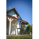 Човек използва многопрофилно скеле KRAUSE CORDA за работа на височина, демонстриращо немско качество и лесно транспортиране.