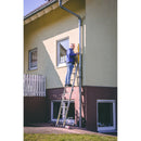 Човек с мобилно стълбище KRAUSE CORDA, работещ на фасадата на къща, демонстриращ немско качество и компактност.