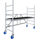 Алуминиево мобилно скеле KRAUSE ProTec XS с колела и работна площ, подходящо за вътрешна и външна употреба.