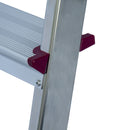 Детайл на алуминиева домакинска стълба Krause Corda с червени предпазители за безопасност и здравина.