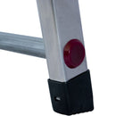 Долен детайл на алуминиева стълба Krause Corda с червен бутон за заключване и черна гума за стабилност.