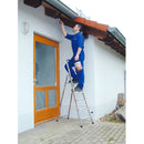 Мъж на алуминиева стълба Krause Corda, боядисва покрива на къща, демонстриращ комфорт и безопасност.