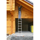 Човек използва алуминиева стълба KRAUSE MULTIMATIC до дървена сграда на открито.