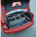 Сгъваема алуминиева стълба KRAUSE MULTIMATIC 4x4, прибрана в багажника на кола, доказваща компактност и функционалност.