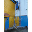 Сгъваема алуминиева мултифункционална стълба KRAUSE MULTIMATIC 4x4 използвана за ремонт на фасада.