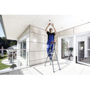 Работник използва алуминиева елоксирана стълба KRAUSE SePro S на тераса за монтаж на осветително тяло.