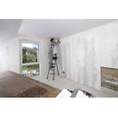 Човек работи на алуминиева стълба KRAUSE в светла стая.