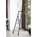 Алуминиева елоксирана стълба KRAUSE SePro S 3+1 в интериорна обстановка, отличаваща се с удобство и стабилност.