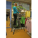 Жена използва алуминиева елоксирана стълба KRAUSE SePro S в магазин за дрехи.