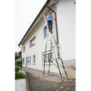 Човек използва трираменна алуминиева стълба KRAUSE Tribilo за работа на височина до фасадата на сграда.