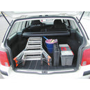 Телескопична алуминиева стълба KRAUSE TELEMATIC в багажника на кола, заедно с инструменти и кофа.