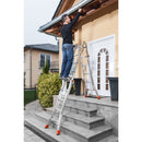 Човек използва алуминиева телескопична стълба KRAUSE TELEMATIC за работа на покрива на къща.