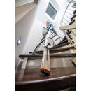 Алуминиева телескопична стълба KRAUSE TELE VARIO 4x5 по стълбище, използвана от човек за вътрешен ремонт.