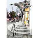 Телескопична стълба KRAUSE TELE VARIO 4x5, използвана от майстор за ремонт на покрив над вход, стъпала на външен фон.