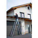 Човек на алуминиева трираменна стълба Krause Corda 3x11, работещ на покрива на къща.